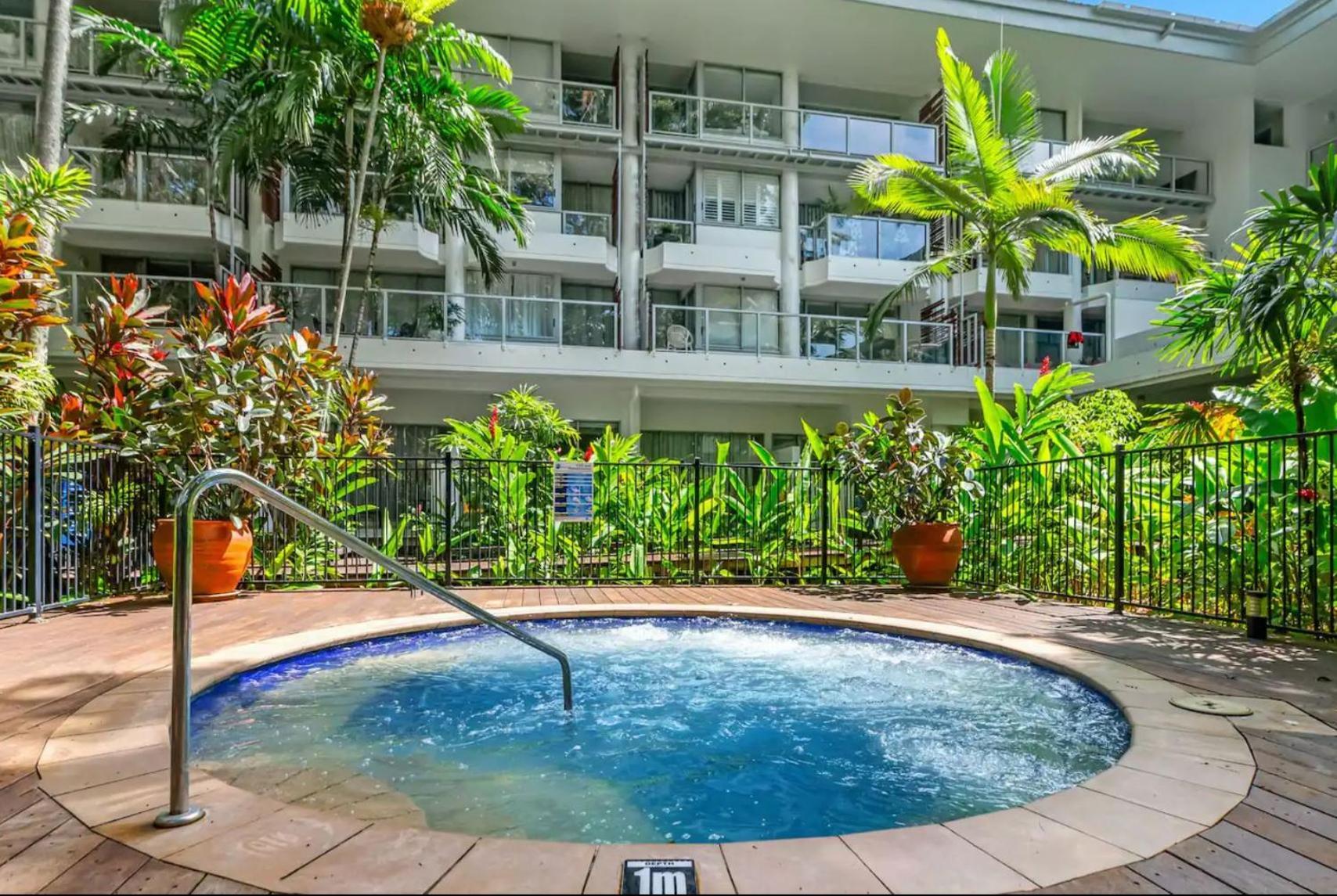 Palm Cove Beachside Apartments - Pool And Garden Views Exterior photo