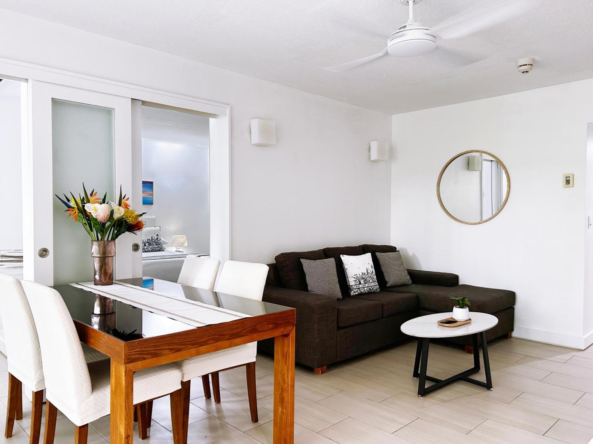 Palm Cove Beachside Apartments - Pool And Garden Views Exterior photo