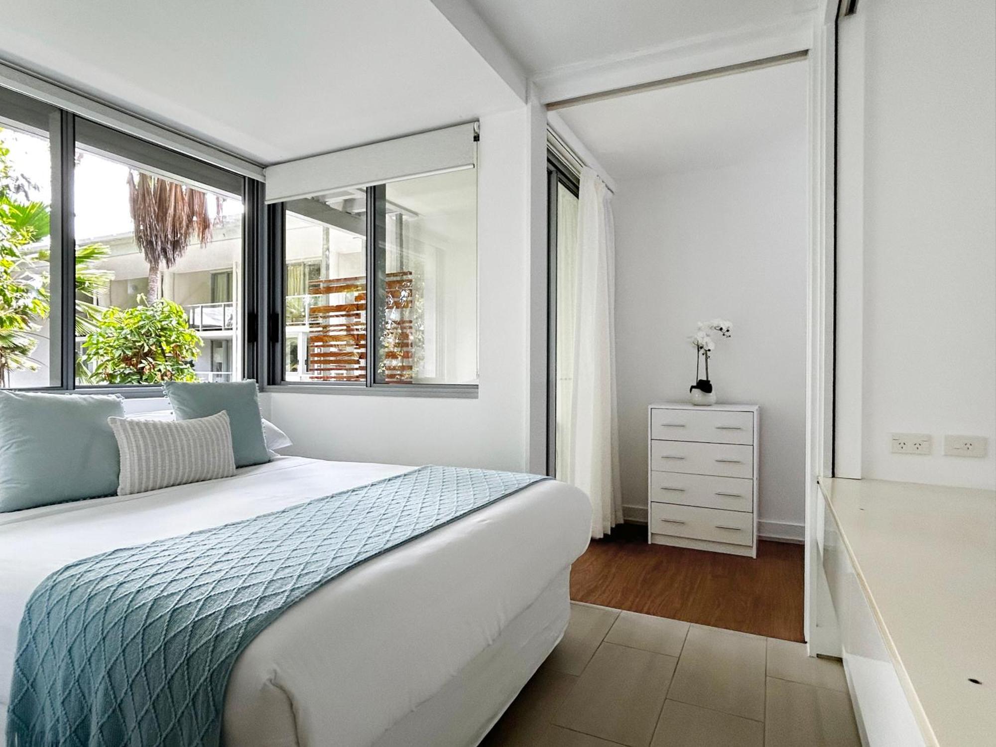 Palm Cove Beachside Apartments - Pool And Garden Views Exterior photo