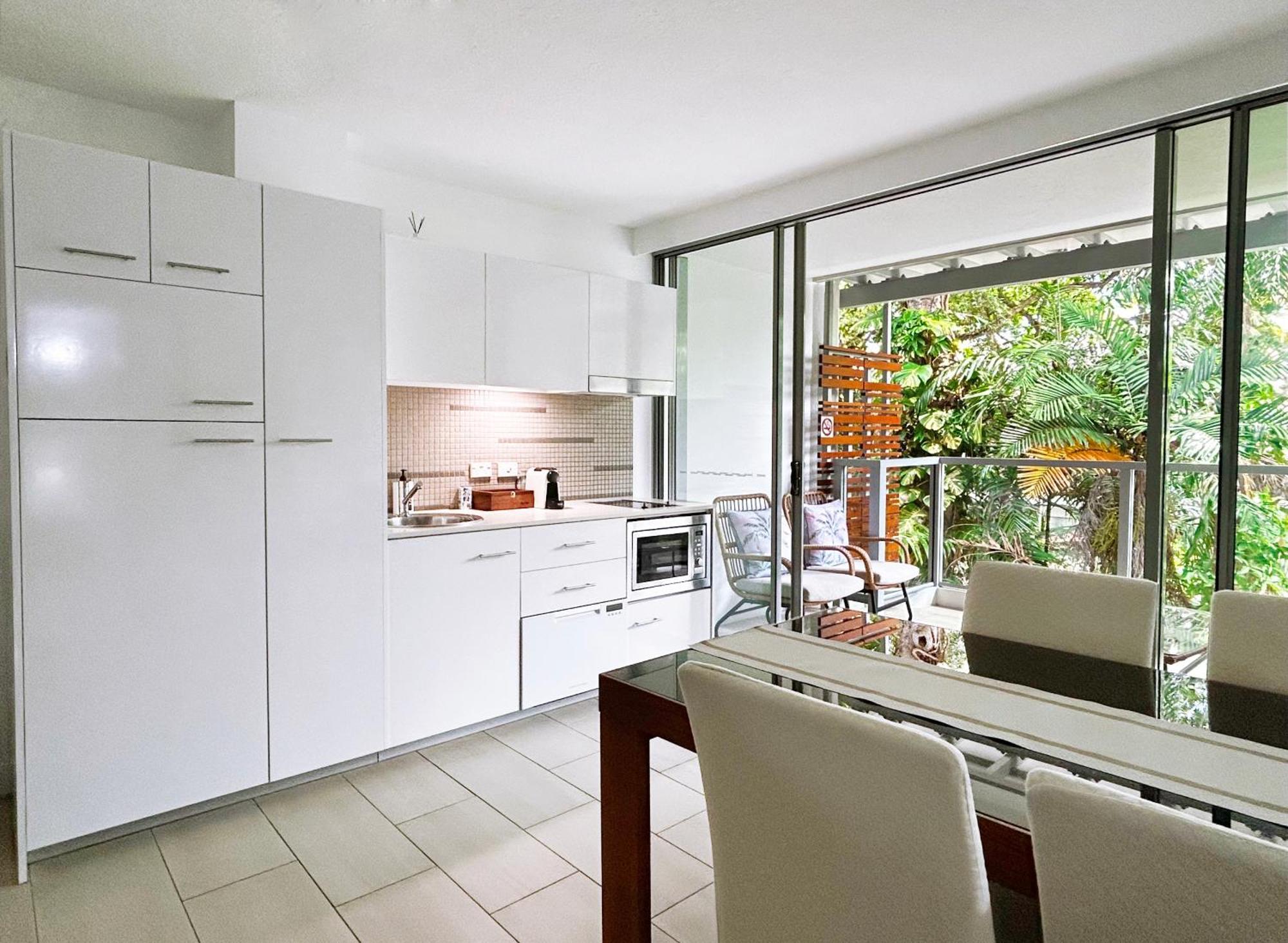 Palm Cove Beachside Apartments - Pool And Garden Views Exterior photo