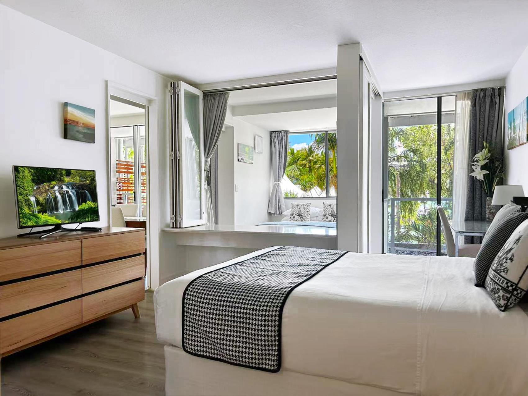 Palm Cove Beachside Apartments - Pool And Garden Views Exterior photo